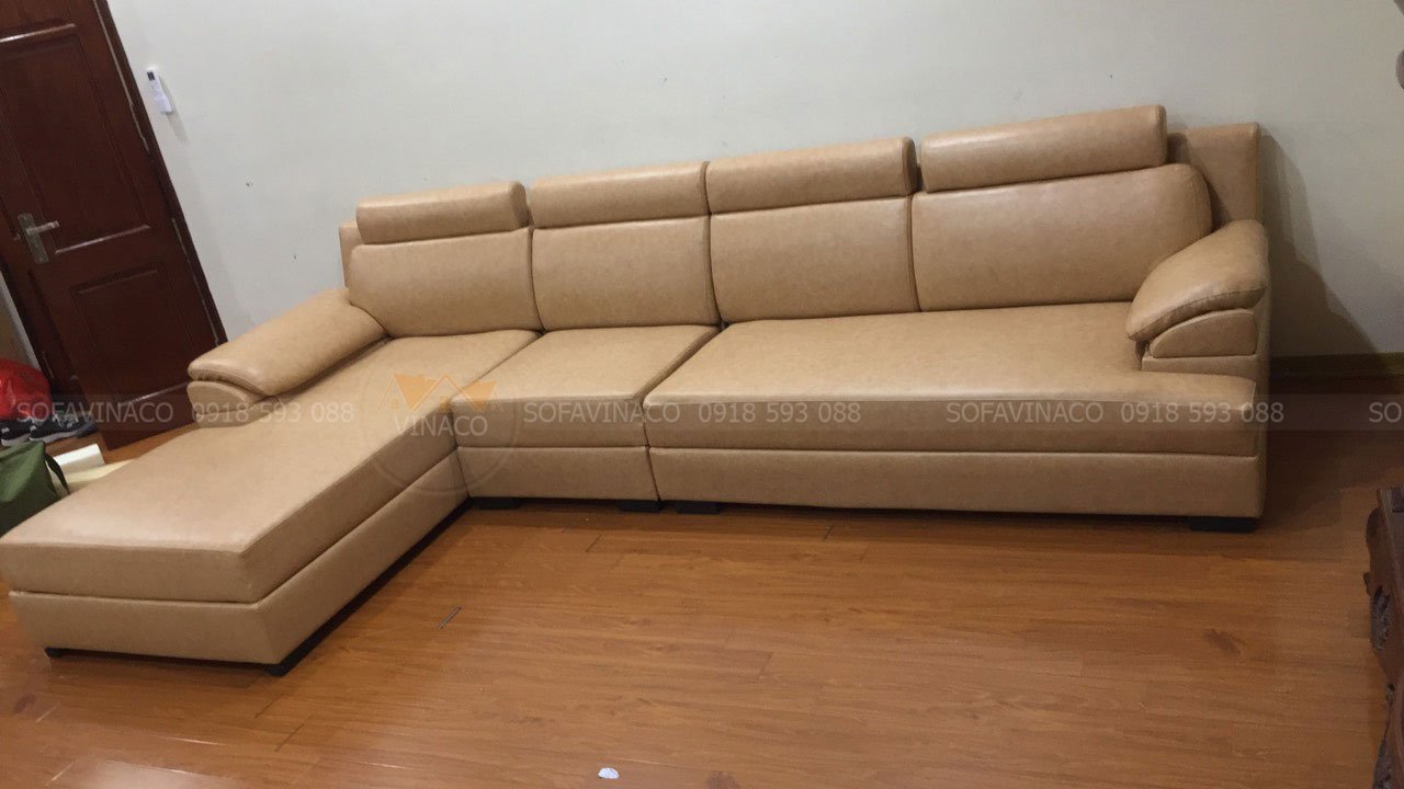 Bộ ghế sofa được tahy sang lớp vỏ bọc da màu sáng có vân hơi loang