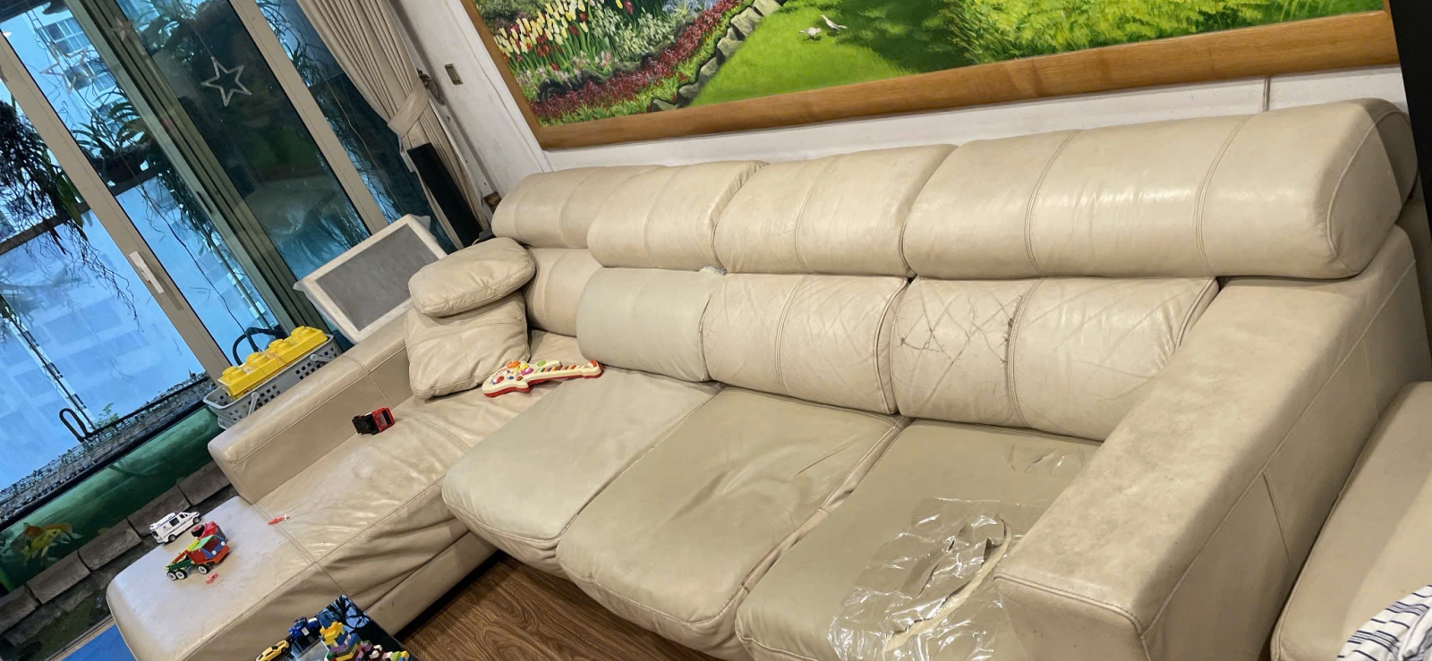 Bộ ghế sofa bong tróc rách nát khi đã sử dụng lâu của chủ nhà