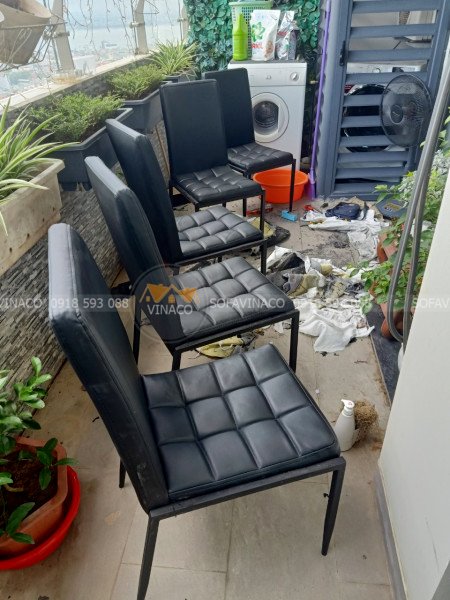 Những chiếc ghế ăn đã được bọc xong tại nhà khách tại chung cư Tràng An 