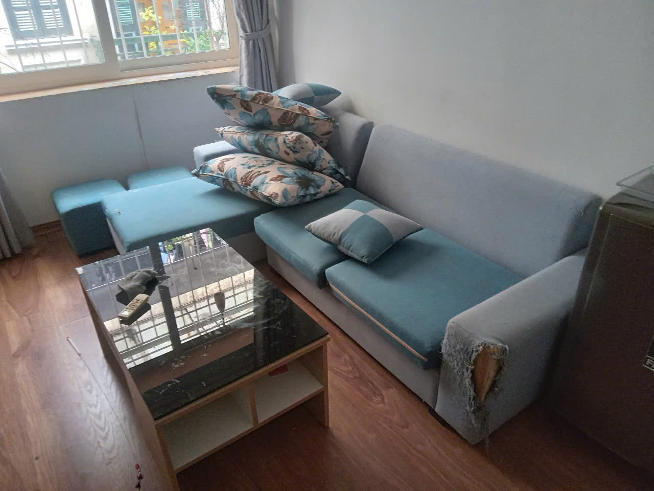 Bộ ghế sofa góc bị rách và bung chỉ khá nặng khi Vinaco đến khảo sát để bọc lại tại nhà