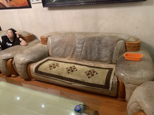 Bộ ghế sofa của khách hàng tại Linh Đàm đang bị những vết bẩn và rạn nứt bám trên bề mặt ghế sofa