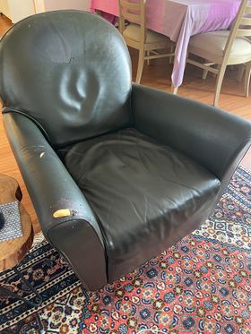 Ghế sofa đơn của khách hàng tại Trúc Bạch đang bị rách và nhão vỏ