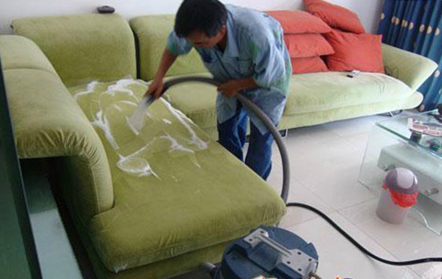 Làm sạch ghế sofa bọc vải