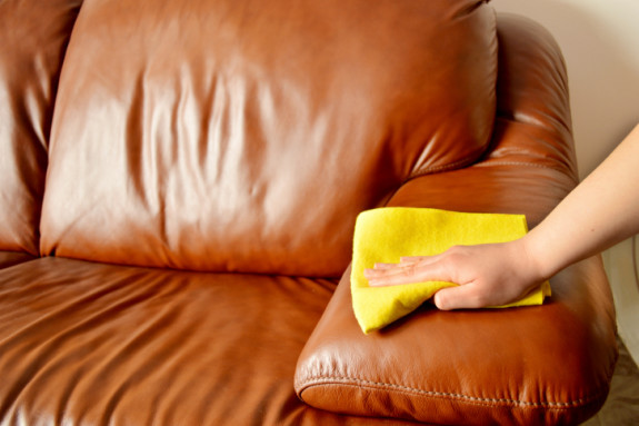 Làm sạch ghế sofa chỉ với đồ dùng có sẵn trong nhà