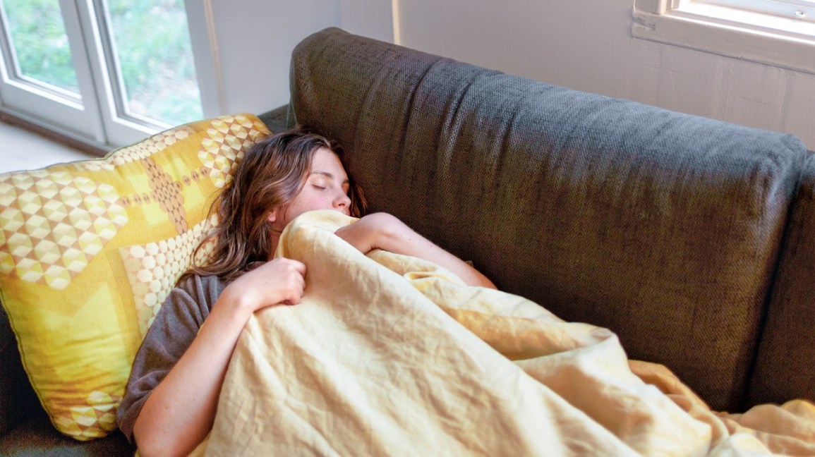 Ngủ trên ghế sofa có hại cho sức khỏe của bạn hay không?
