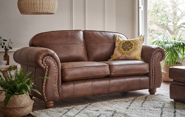 tay tròn và ghế sofa có đinh tán cho nội thất truyền thống hơn.