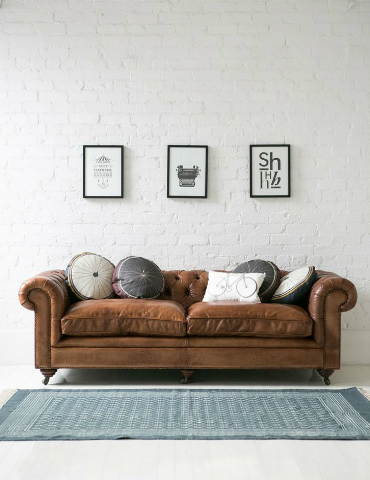 tay tròn và ghế sofa có đinh tán cho nội thất truyền thống hơn.