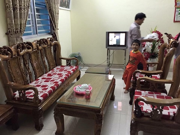 Đệm ghế phòng khách tại nhà chị Hằng ở Kim Mã Thượng quận Ba Đình