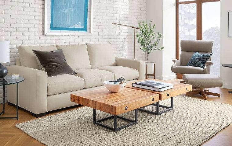 Sự kết hợp giữa sofa và các vật dụng khác giúp phòng khách thêm nổi bật