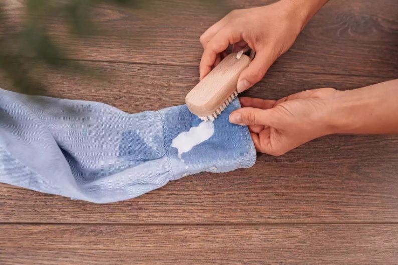 Cách làm sạch vết bẩn xăng dầu diesel ra khỏi quần áo và đồ nội thất bằng vải