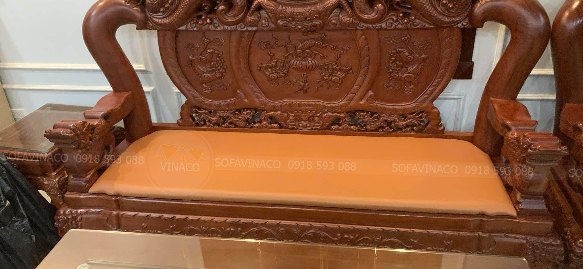 Decor Phòng Khách Đẹp Với Đệm Ghế Gỗ Tông Nâu