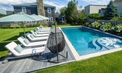 Những chiếc ghế tắm nắng mang đến sự sang trọng bên hồ bơi nhà bạn