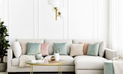 Sự kết hợp giữa sofa và các vật dụng khác giúp phòng khách thêm nổi bật